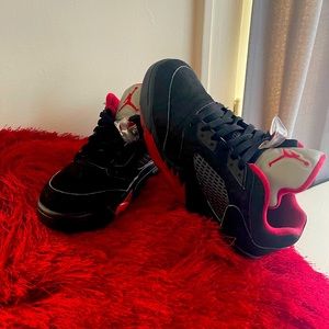 Low Top Jordan 5 small rubbing on shoes see photos number 3